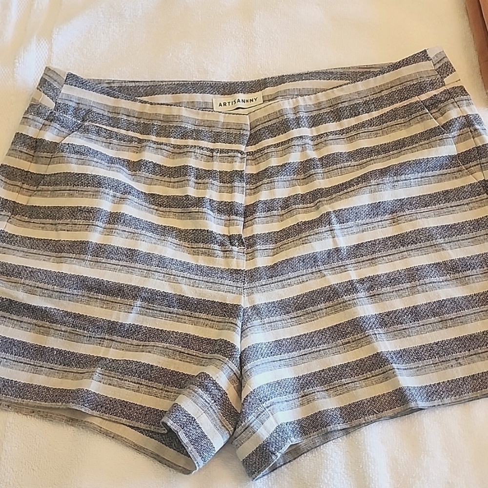 Artisan NY linen/cotton shorts.